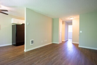 Building Photo - Inner East Side Updated 1Bdr w/Dishwasher & Off-Street Parking!