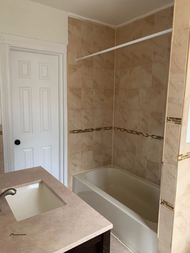 Building Photo - Single Family Home 3 beds 2 baths Newark