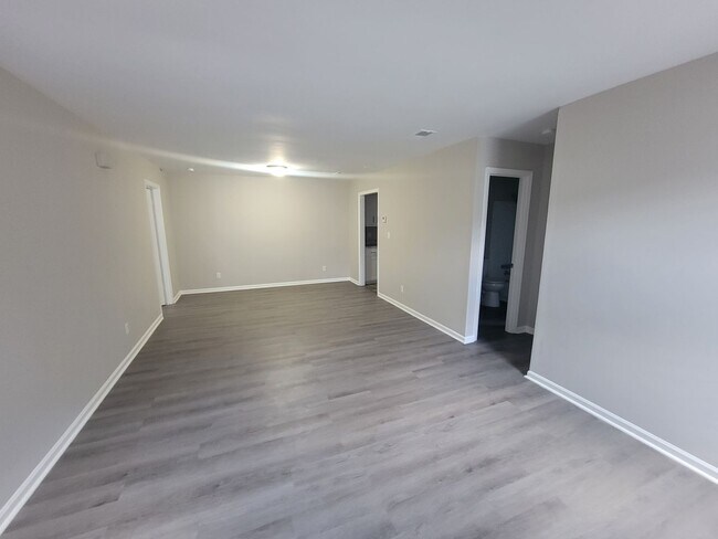 Building Photo - 1546 Hamilton Dr