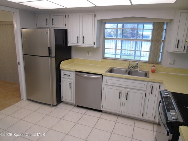 Building Photo - 450 Roosevelt Ave