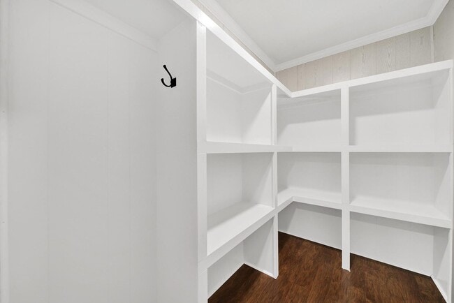 Building Photo - Beautifully Renovated Three Bed Two Bath R...