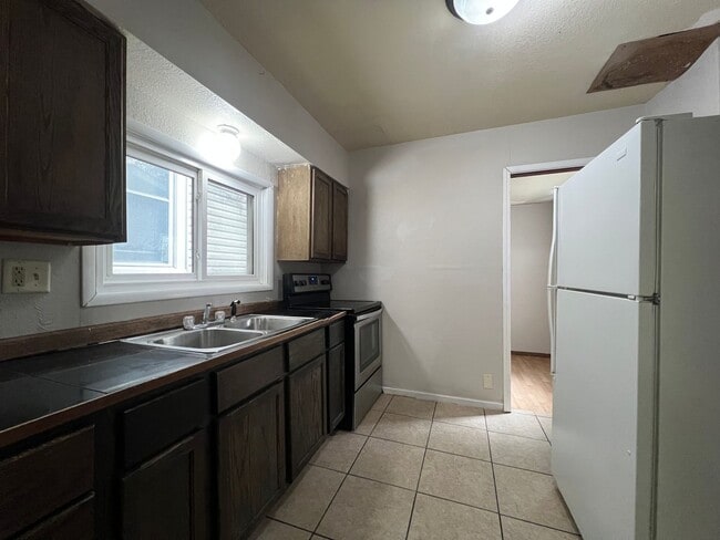 Building Photo - Spacious 3+ bedroom house with detached ga...