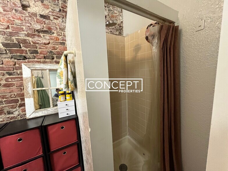 Building Photo - 40 Anderson St