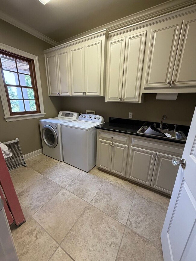 Building Photo - Gorgeous 4 bedroom, 3 Bathroom Home in Lakeside on Long Lake