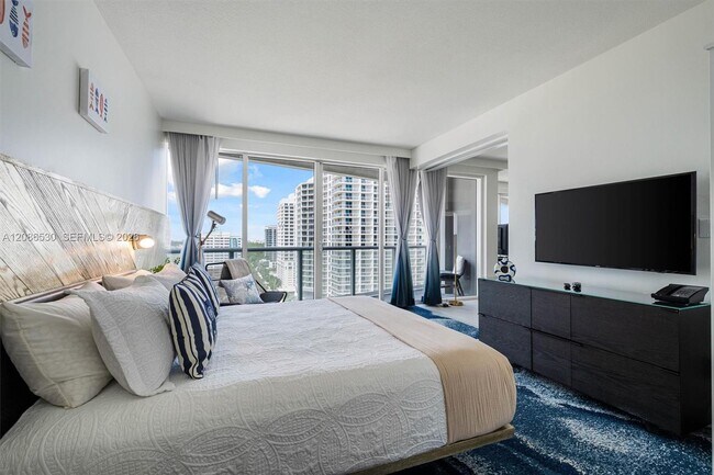Building Photo - 3101 Bayshore Dr