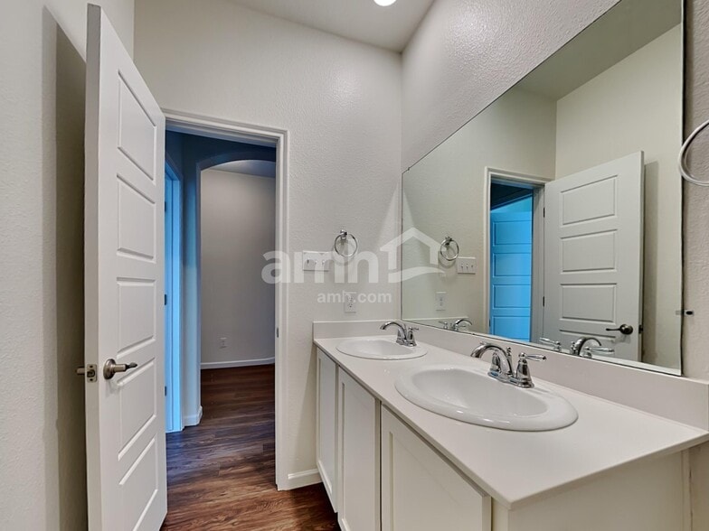 Building Photo - 463 Silverstone Dr