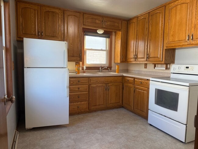 Building Photo - COZY 3 BEDROOM W/ SPACIOUS BACKYARD