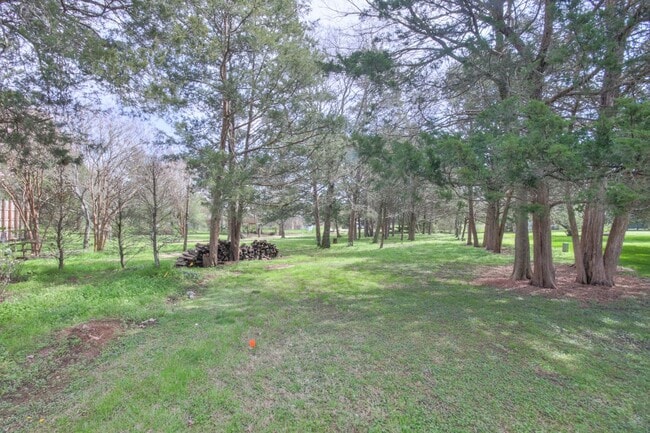 Building Photo - 4 BR 2/2 BA Large Fenced in Back Yard! Chef's Kitchen! Upstairs Bonus Room! 2 Car Garage