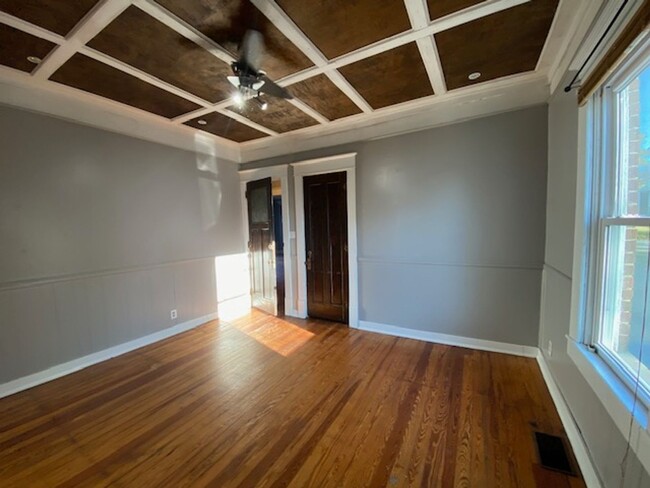 Building Photo - 3 Bedroom 2 Bath apartment across the St f...