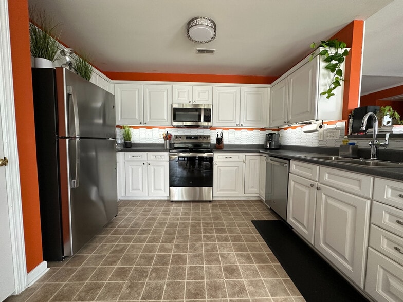 Building Photo - Room in House on Sunburst Ln