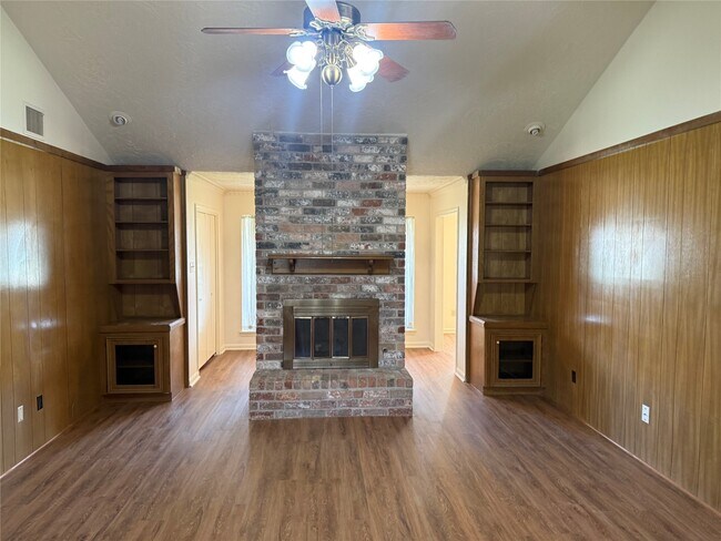 Building Photo - 214 Kings Ct