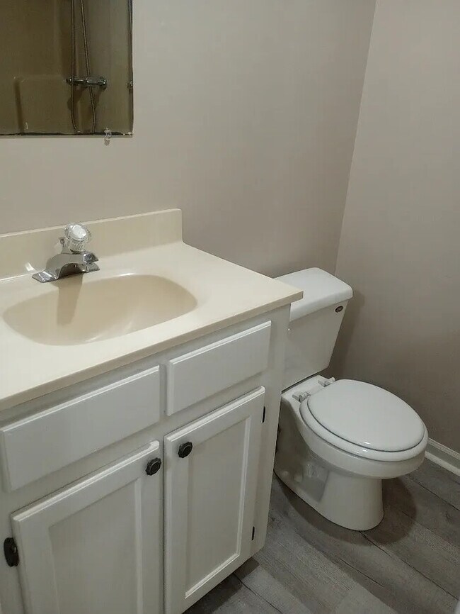 Building Photo - 3 Bedroom 2 Bathroom