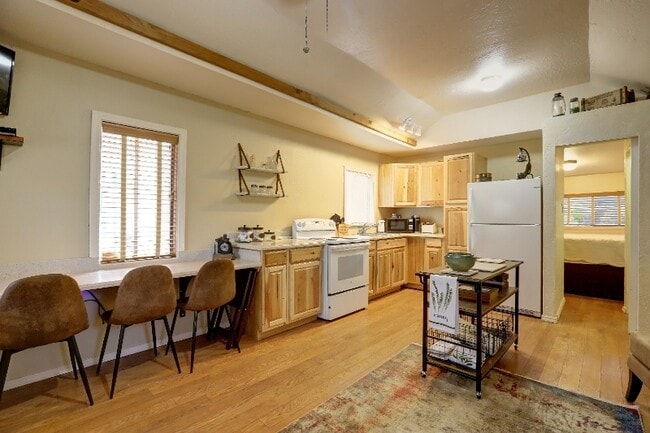 Primary Photo - 108 Kendall St