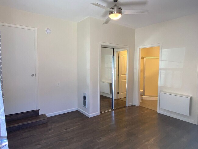 Building Photo - Studio in Central Point Loma