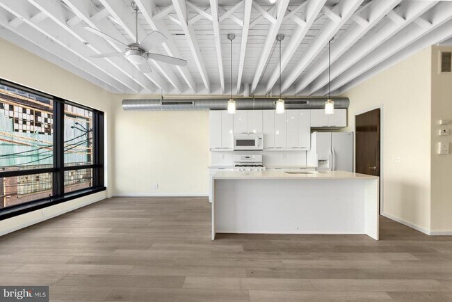 Building Photo - 2520 E Hagert St