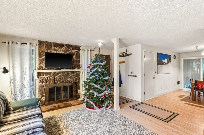 Building Photo - 3 Bedroom, 2 Bath House Near Portland Community College on Quiet Dead-end Street