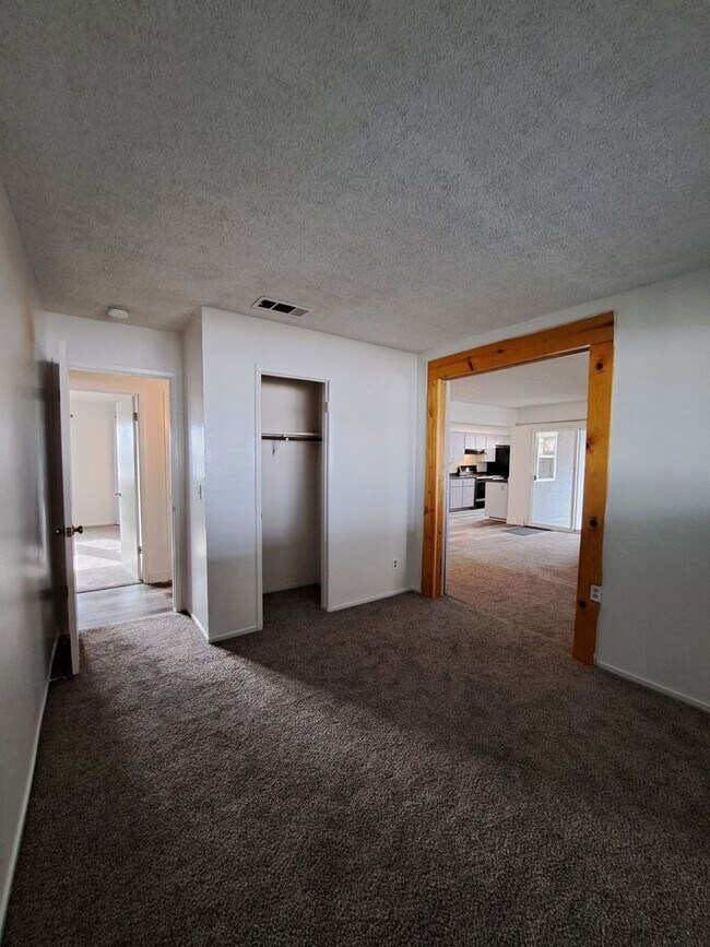 Building Photo - Single-Level Clovis Home with 3 Bedrooms, ...