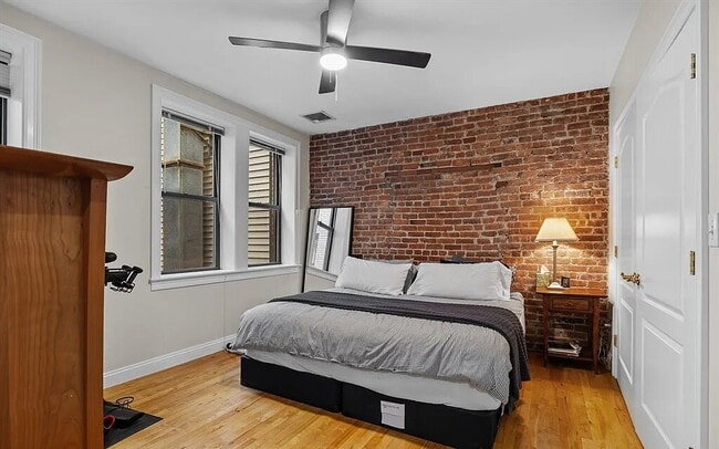 Building Photo - Bright & Spacious Unit with Natural Light