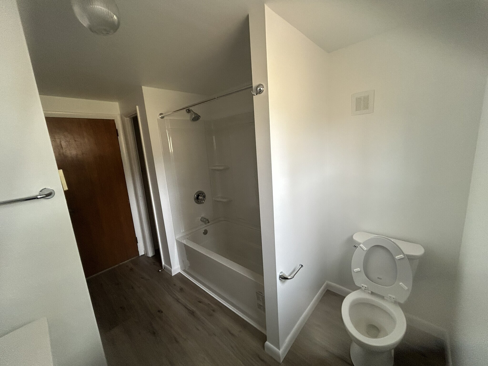 Hall Bathroom 1 - 1520 Harvey Ln