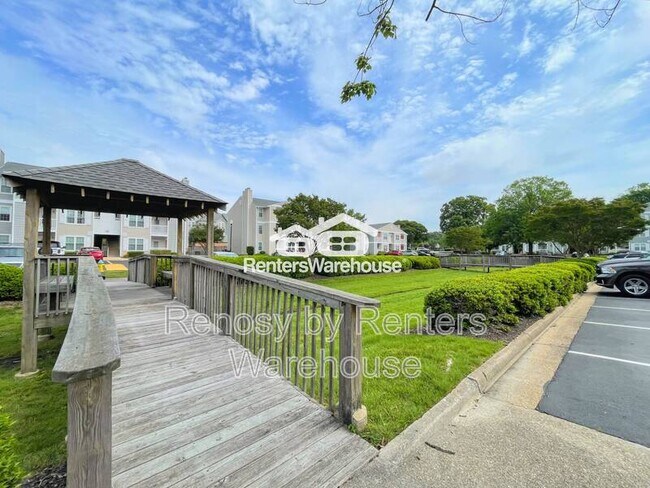 Building Photo - 1843 Chantilly Ct