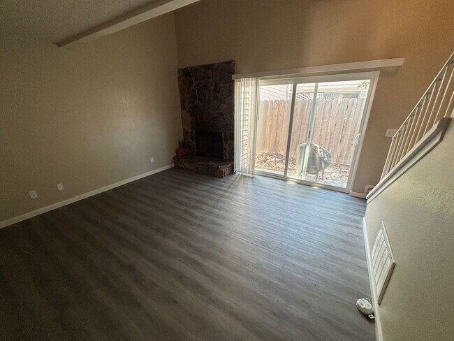 Building Photo - Charming Updated Condominium for Rent in S...