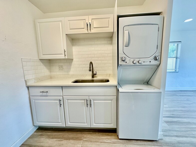 Building Photo - 4241 Tarpon Ave