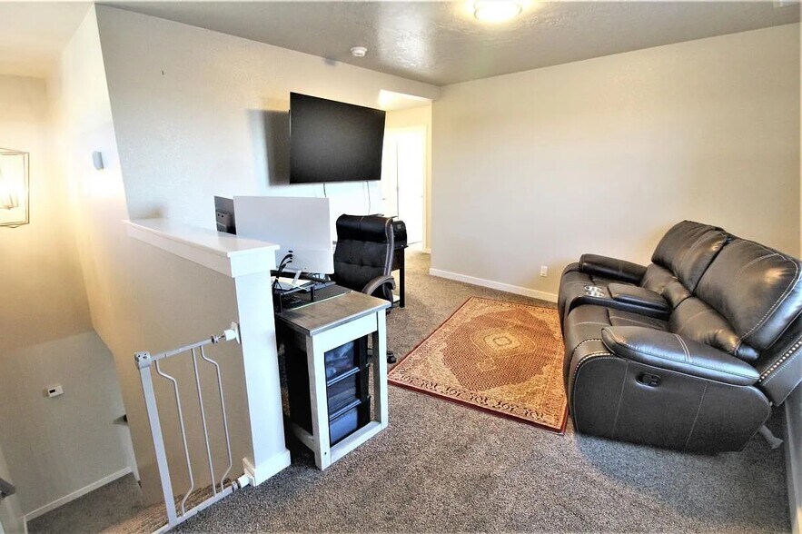 Building Photo - 119 S Baraya Way