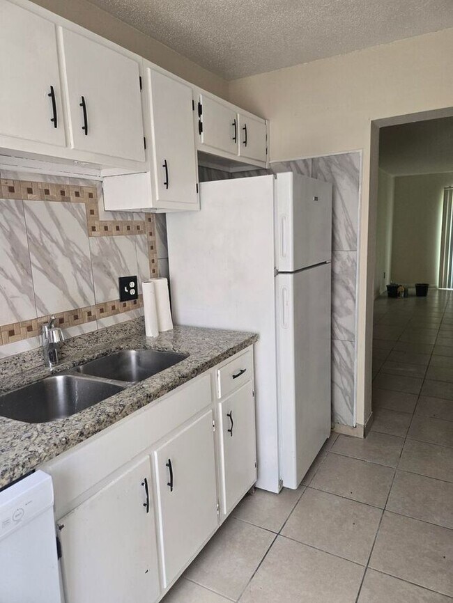 Building Photo - 2bedrooms 1.5 baths Townhome Available Now