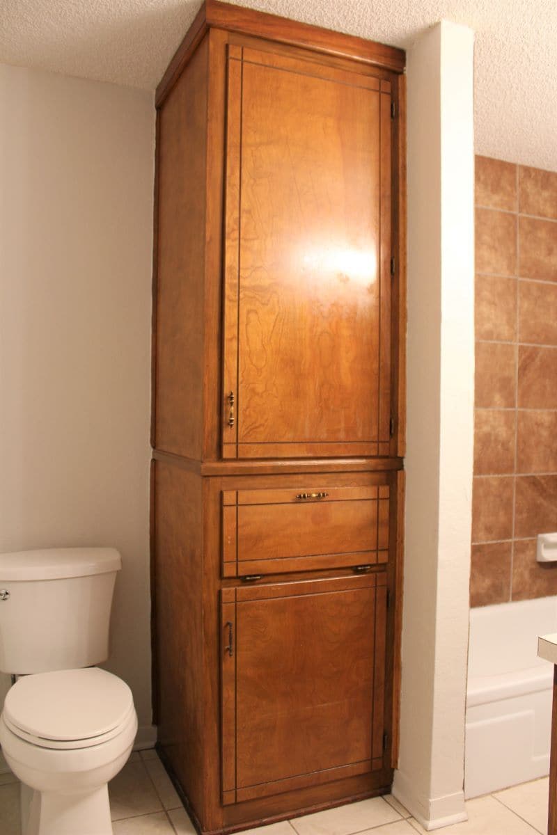 Hall Bathroom - 1413 Center Dr