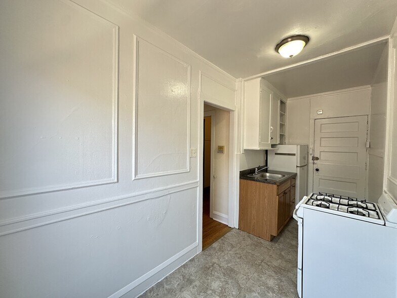 Building Photo - 3312 W Schubert Ave