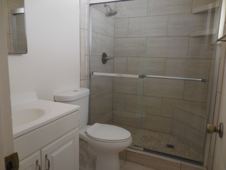 Master BD Bathroom - 1409 E Orange St