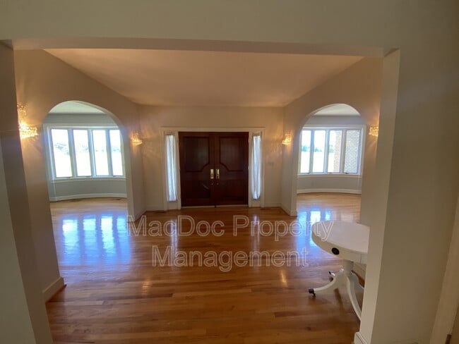 Building Photo - 11225 N Club Dr