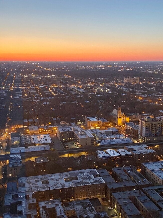 Building Photo - 5415 N Sheridan Rd