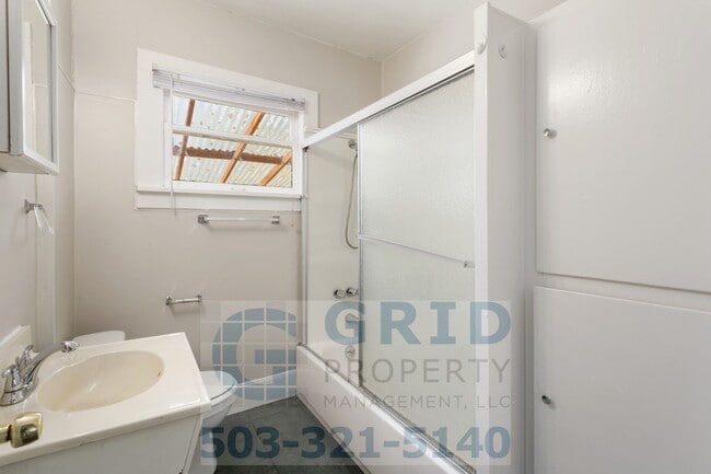 Building Photo - 2 Bedroom Home Available in Southeast Wood...