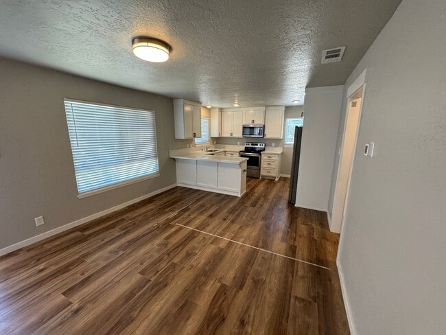 Building Photo - NICE UPSTAIRS UNIT WITH 2 BED 1 BATH IN GR...