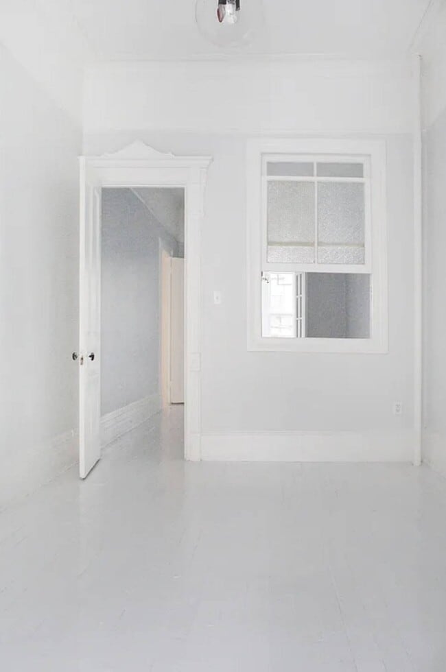 Building Photo - 152 Kent St