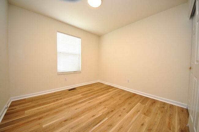 Building Photo - Beautiful Renovated 3 Bedroom 3 Bathroom i...