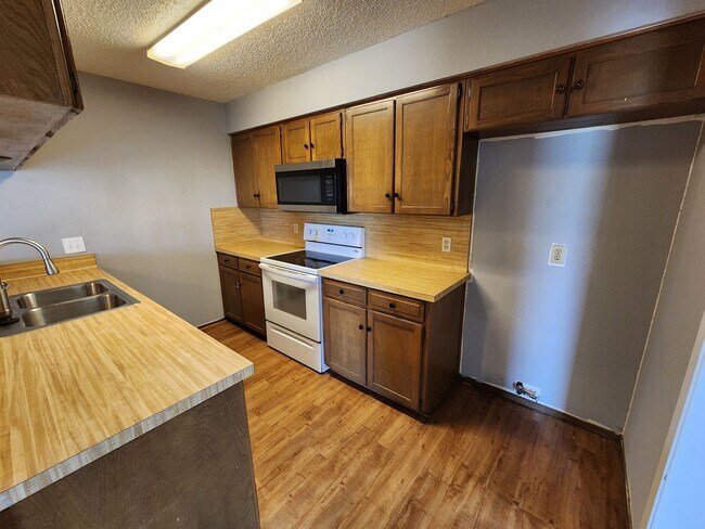 Building Photo - Cozy 2 Bedroom Duplex in Joshua