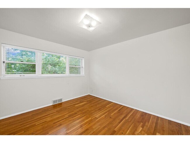 Building Photo - 718 Wenneker Dr