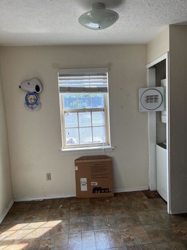 Building Photo - Great 2 Bedroom Condo !