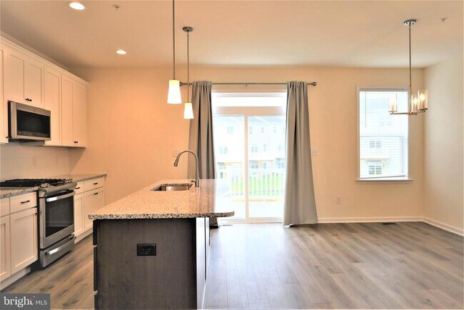 Building Photo - 61 Becker Dr