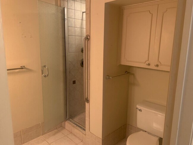 Building Photo - Beautiful Condo in Normandy Village. All u...