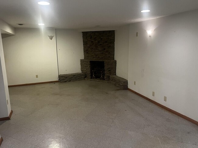 Building Photo - 230 S Circlecrest Dr