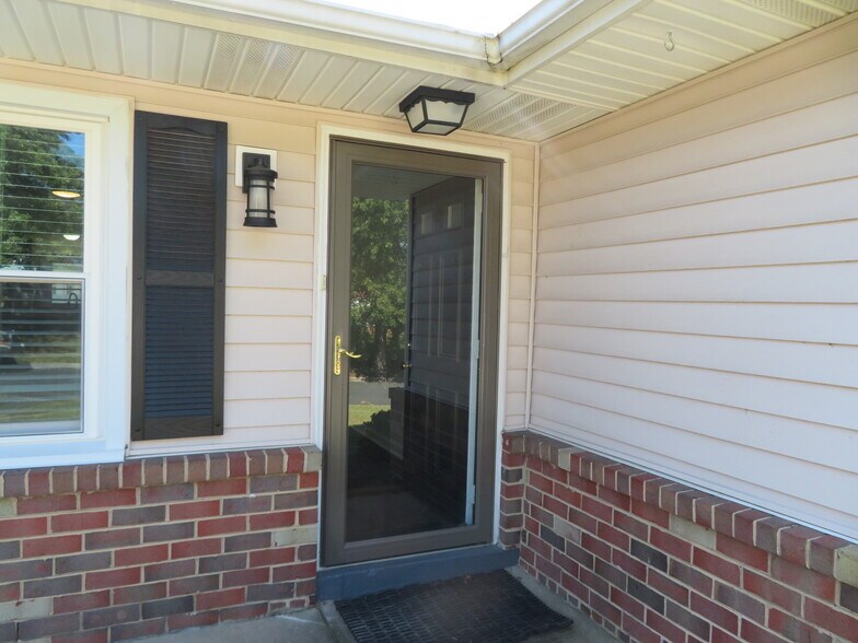 Building Photo - 7895 Pavilion Dr