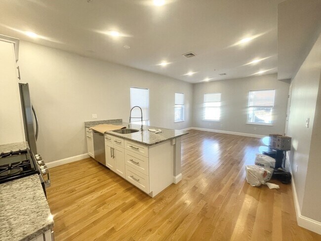 Building Photo - 65 Burrell St