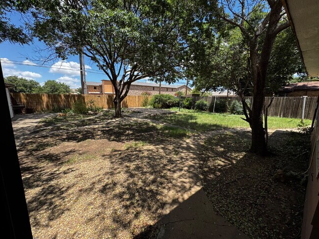 Building Photo - Spacious Home With Sun-room Located Within...