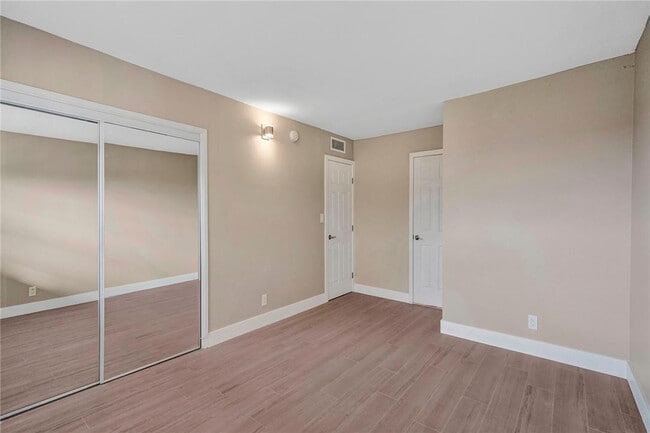 Building Photo - 3051 S Palm Aire Dr