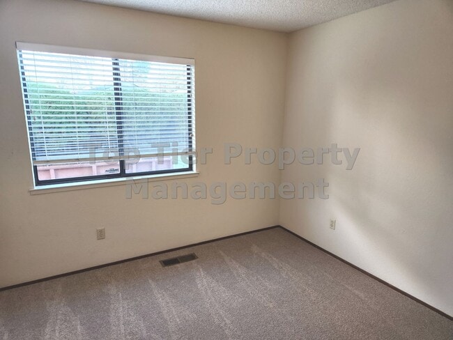 Building Photo - Spacious 4 Bed/2 Bath /1,970 square foot h...