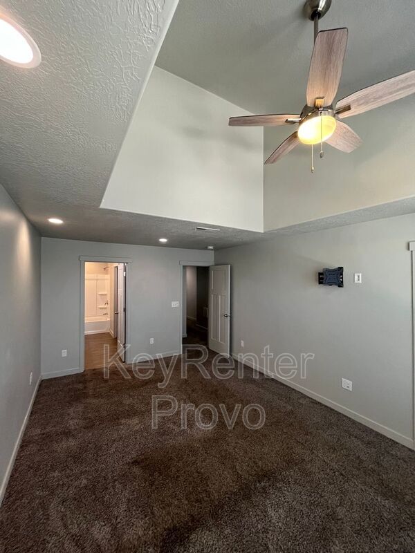 Building Photo - 724 E 380 N