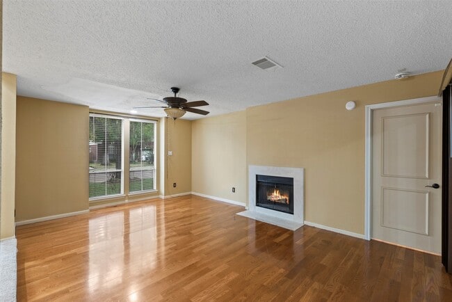 Building Photo - 13051 Meadowline Dr